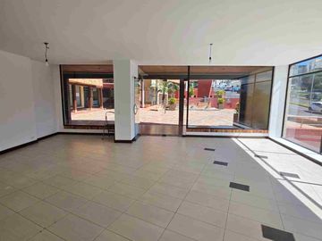 Arriendo local comercial en av principal Cumbaya - Universidad San Franciso