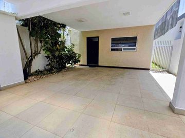 RENTA DE CASA EN CANCÚN ISLA AZUL zona GUAYACAN en privada
