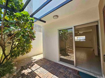RENTA DE CASA EN CANCÚN ISLA AZUL zona GUAYACAN en privada