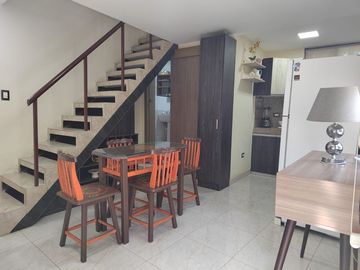 Suite con dos pisos amoblada de alquiler en Conjunto Cerrado de Miraflores.
