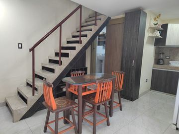 Suite con dos pisos amoblada de alquiler en Conjunto Cerrado de Miraflores.