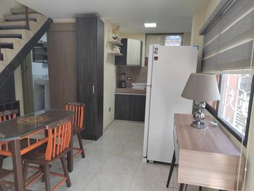 Suite con dos pisos amoblada de alquiler en Conjunto Cerrado de Miraflores.