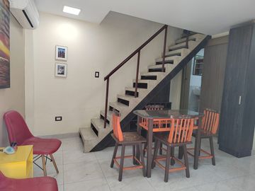 Suite con dos pisos amoblada de alquiler en Conjunto Cerrado de Miraflores.