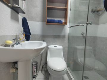 Suite con dos pisos amoblada de alquiler en Conjunto Cerrado de Miraflores.