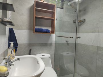 Suite con dos pisos amoblada de alquiler en Conjunto Cerrado de Miraflores.