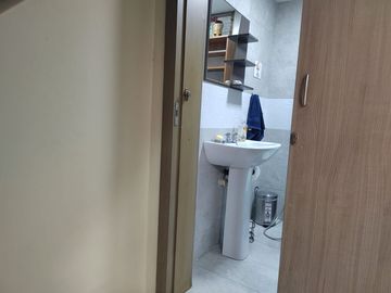 Suite con dos pisos amoblada de alquiler en Conjunto Cerrado de Miraflores.