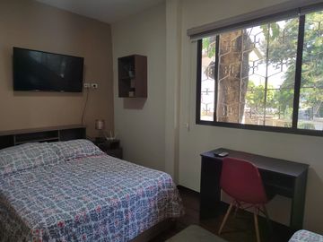 Suite con dos pisos amoblada de alquiler en Conjunto Cerrado de Miraflores.
