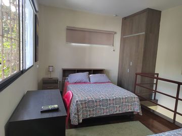 Suite con dos pisos amoblada de alquiler en Conjunto Cerrado de Miraflores.