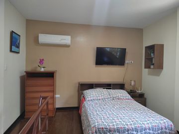 Suite con dos pisos amoblada de alquiler en Conjunto Cerrado de Miraflores.