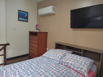 Suite con dos pisos amoblada de alquiler en Conjunto Cerrado de Miraflores.