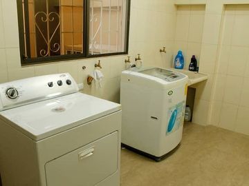 Suite con dos pisos amoblada de alquiler en Conjunto Cerrado de Miraflores.