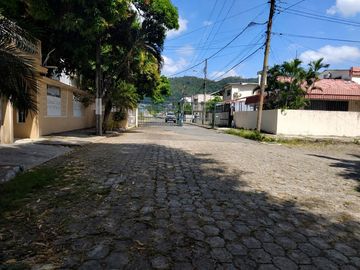 Suite con dos pisos amoblada de alquiler en Conjunto Cerrado de Miraflores.