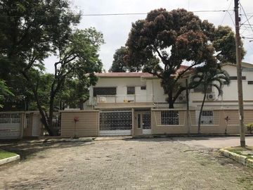 Suite con dos pisos amoblada de alquiler en Conjunto Cerrado de Miraflores.