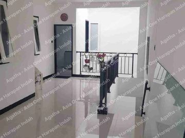 Rumah Bangunan Baru 3setengah lantai di Pulo Asem Jakarta Timur