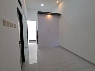 DIPASARKAN RUMAH 1 LANTAI MODEL MODERN MINIMALIS (KONSTRUKSI 2 LANTAI)