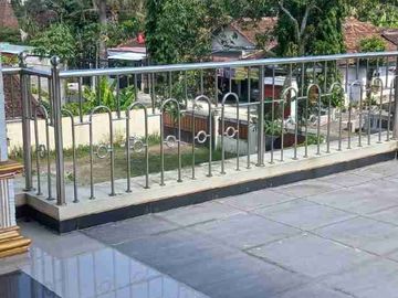 dijual tanah dan rumah serta gudang.pinggir jalan raya pedes-godean