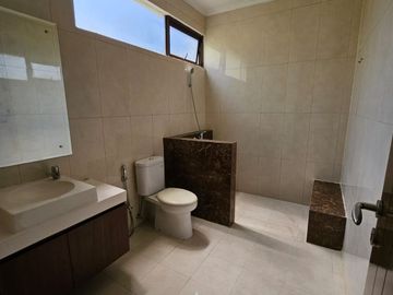DISEWAKAN RUMAH DI BSD CLUSTER AVANI SEMI FURNISH BARU