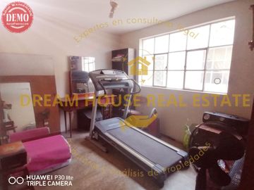 Ocasión en Jesús María! Amplia Casa de 4 Pisos – 5 Dormitorios – $214K Negociable