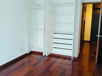 VENDO EN SAN ISIDRO DEPARTAMENTO AMPLIO EXCELENTE ZONA .