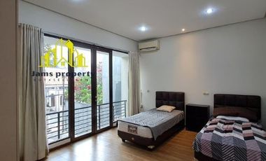 Disewakan Rumah 4Br Luas 490 m2 Strategis Unit Tulodong Jakarta selatan