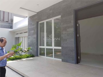 Rumah di Villa Cibubur Indah. Full renovasi, SHM, luas tanah 900