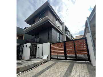 For Sale Modern 3 Storey Townhouse in Bahay Toro GSIS Village Project 8, Q.C. KSA