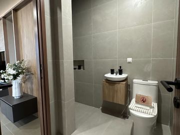 RUMAH 2 LANTAI LAYOUT LUAS DENGAN 4+1 KAMAR TIDUR DI BSD!