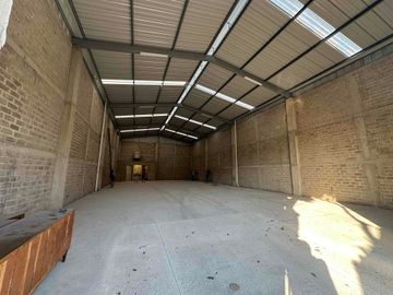 Bodega de 300 mt2 en renta col del fresno