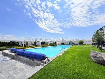 Estrena casa de tres recámaras en venta en Zibatá, Querétaro