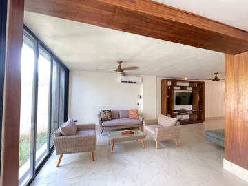 Casa con acceso al mar 4 recámaras, 3.5 baños, estudio o family room seguridad 24/7.