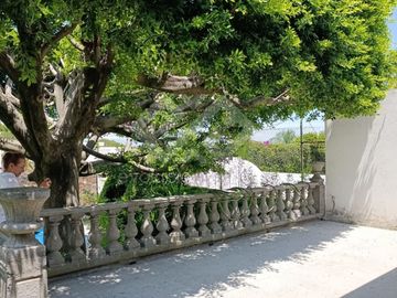 CASA EN VENTA DE 1 NIVEL EN CUERNAVACA, CON ALBERCA Y JARDIN DENTRO DE UN FRACC. CON VIGILANCIA