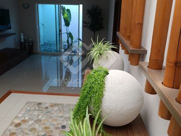 CASA EN VENTA DE 1 NIVEL EN CUERNAVACA, CON ALBERCA Y JARDIN DENTRO DE UN FRACC. CON VIGILANCIA