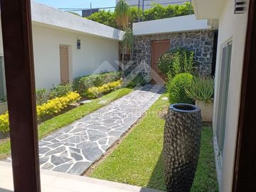 CASA EN VENTA DE 1 NIVEL EN CUERNAVACA, CON ALBERCA Y JARDIN DENTRO DE UN FRACC. CON VIGILANCIA