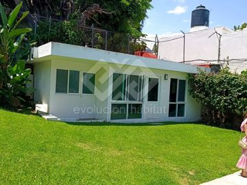 CASA EN VENTA DE 1 NIVEL EN CUERNAVACA, CON ALBERCA Y JARDIN DENTRO DE UN FRACC. CON VIGILANCIA