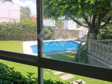 CASA EN VENTA DE 1 NIVEL EN CUERNAVACA, CON ALBERCA Y JARDIN DENTRO DE UN FRACC. CON VIGILANCIA