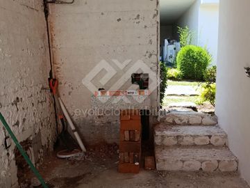 CASA EN VENTA DE 1 NIVEL EN CUERNAVACA, CON ALBERCA Y JARDIN DENTRO DE UN FRACC. CON VIGILANCIA