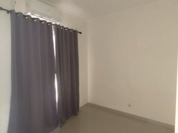 Rumah Uk 6x17 2 AC dan Tirai Terpasang di Suvarna Sutera Tangerang 1KA0002A