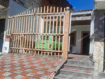 Vendo casalote o casa con aire en villa hermosa