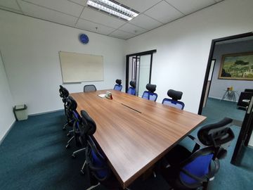 Kantor Area Kebon Jeruk di AKR Tower Luas 186.6 Sqm Furnished