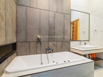Luxury Villa In Umalas - Ocean & Rice Field View - 5Br