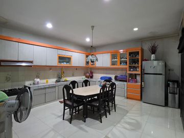 DIJUAL RUMAH BESAR SIAP HUNI HADAP SELATAN UNIT LANGKA TERMURAH DI PLUIT TIMUR RESIDENCE