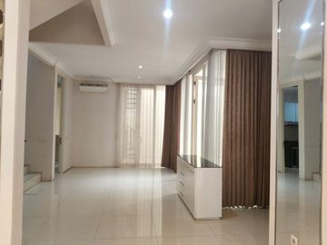 Jual & Sewa Strategis Rumah La Riz Embassy, Pakuwon Indah