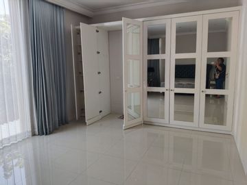 3 Lantai Rumah La Riz Embassy, Pakuwon Indah Harga bisa Nego