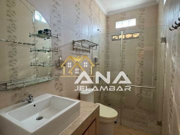 ANA RUMAH FURNISHED UK 9X20M DI KOMPLEK DUTAMAS JELAMBAR
