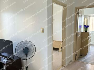 RUSH for SALE Two(2) Bedroom with Parking (PET FRIENDLY)_South of Market Residences BGC, Taguig
