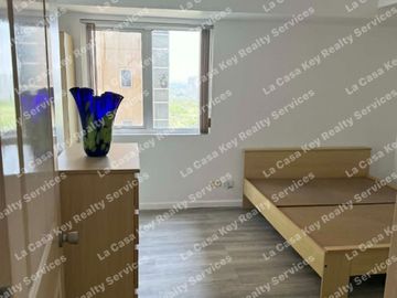 RUSH for SALE Two(2) Bedroom with Parking (PET FRIENDLY)_South of Market Residences BGC, Taguig