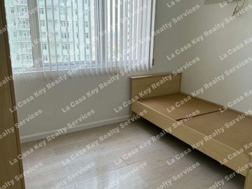 RUSH for SALE Two(2) Bedroom with Parking (PET FRIENDLY)_South of Market Residences BGC, Taguig