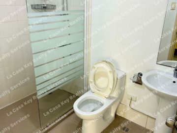 RUSH for SALE Two(2) Bedroom with Parking (PET FRIENDLY)_South of Market Residences BGC, Taguig