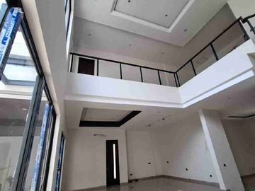 Rumah baru di Giri Loka BSD City hadap selatan ada kolam renang