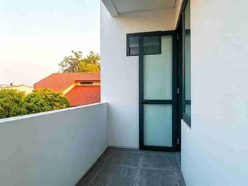 Rumah Baru 3 Lantai SHM Pondok Bambu Jakarta Timur